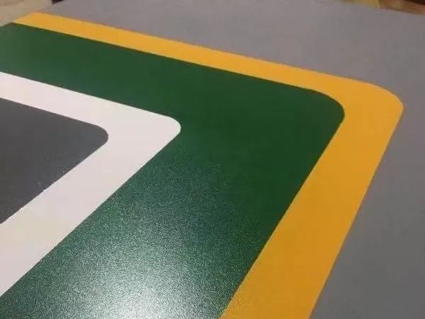 地下停車場無振動防滑坡道施工流程分享，地下車庫水性防滑坡道