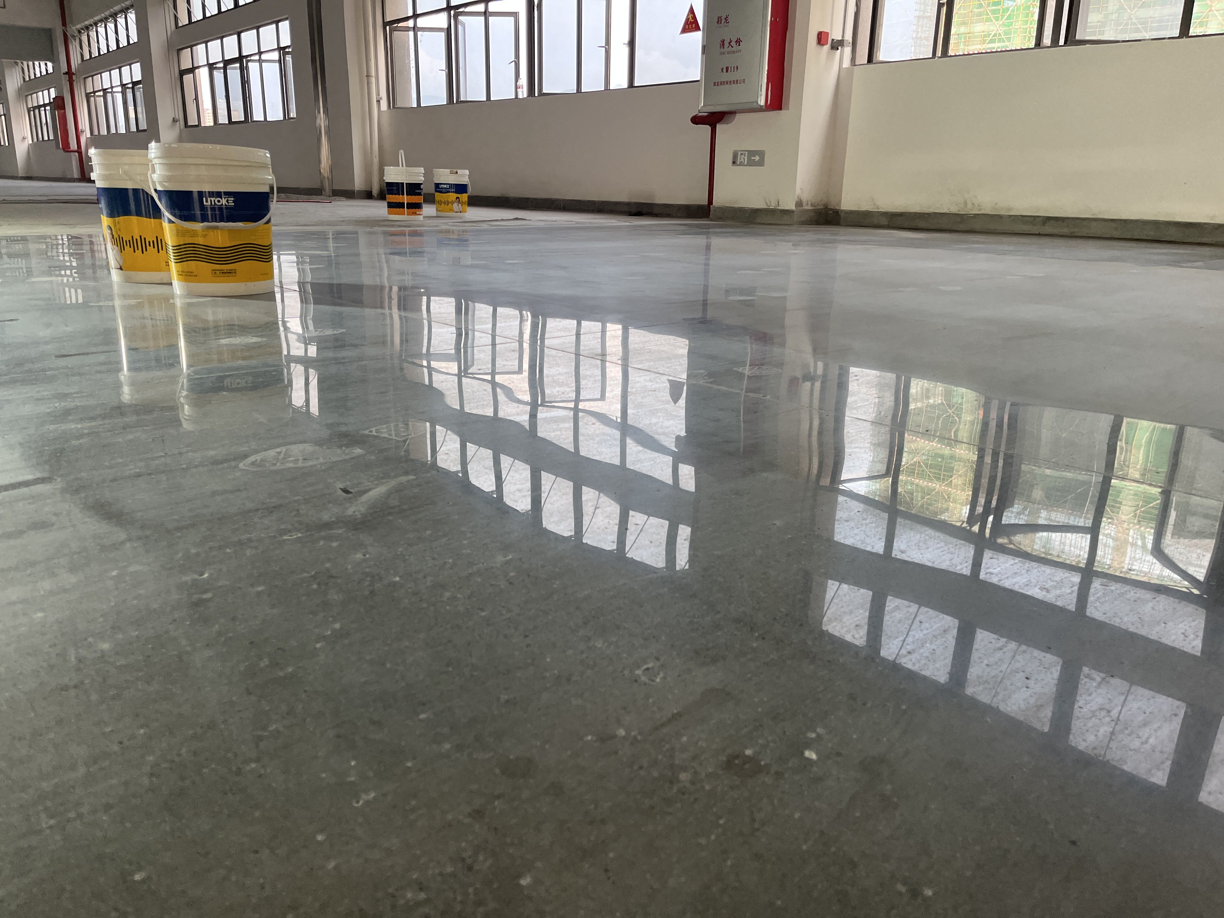 固化地坪憑什么能用在工廠(chǎng)車(chē)間？耐磨、抗壓、不起塵是真的嗎？